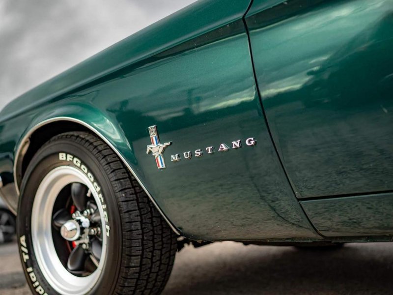 FORD MUSTANG