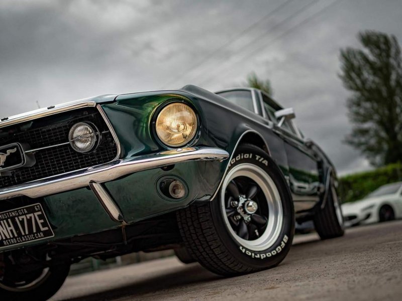 FORD MUSTANG
