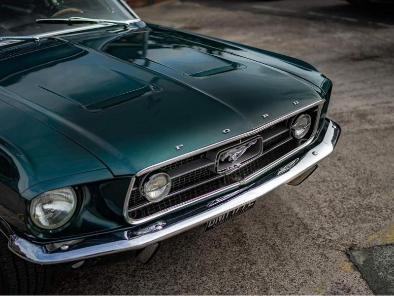 FORD MUSTANG