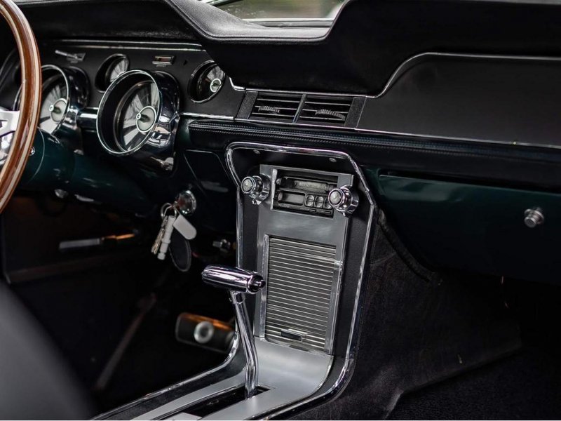 FORD MUSTANG