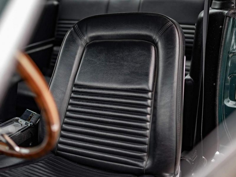 FORD MUSTANG
