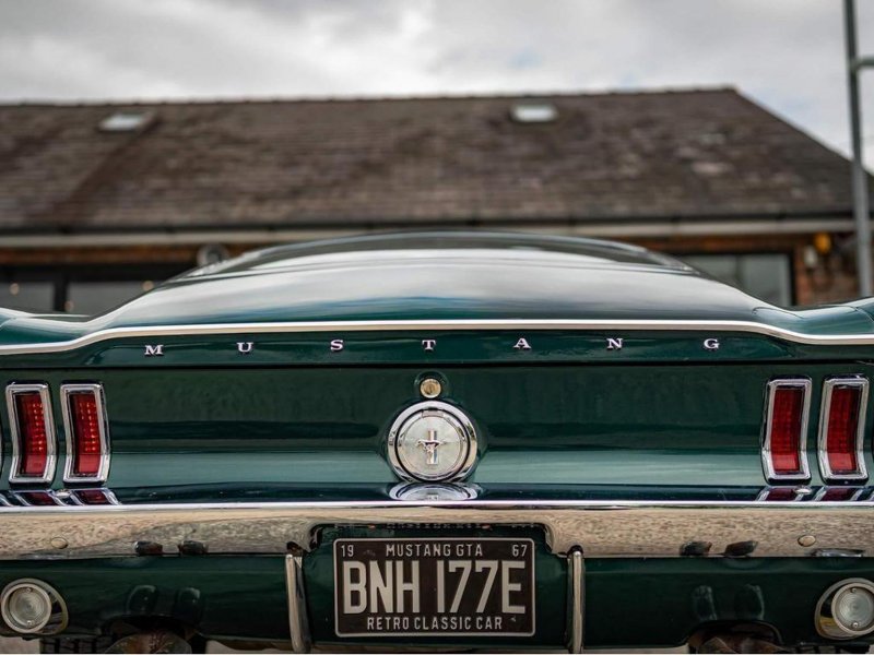 FORD MUSTANG