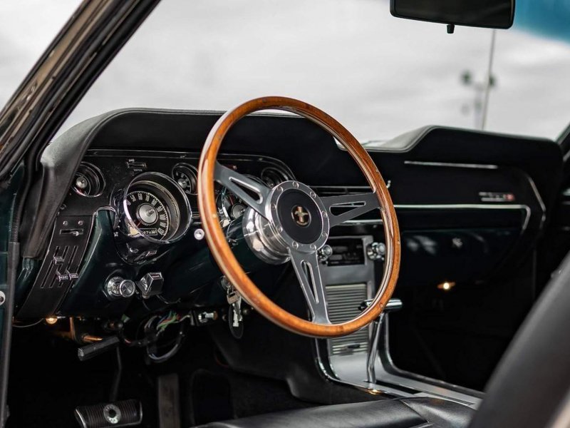 FORD MUSTANG
