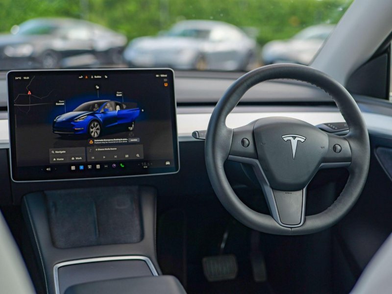 TESLA MODEL Y