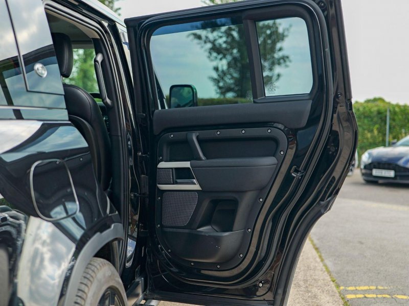 LAND ROVER DEFENDER 110