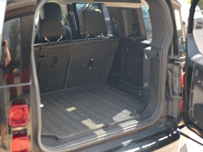 LAND ROVER DEFENDER 110