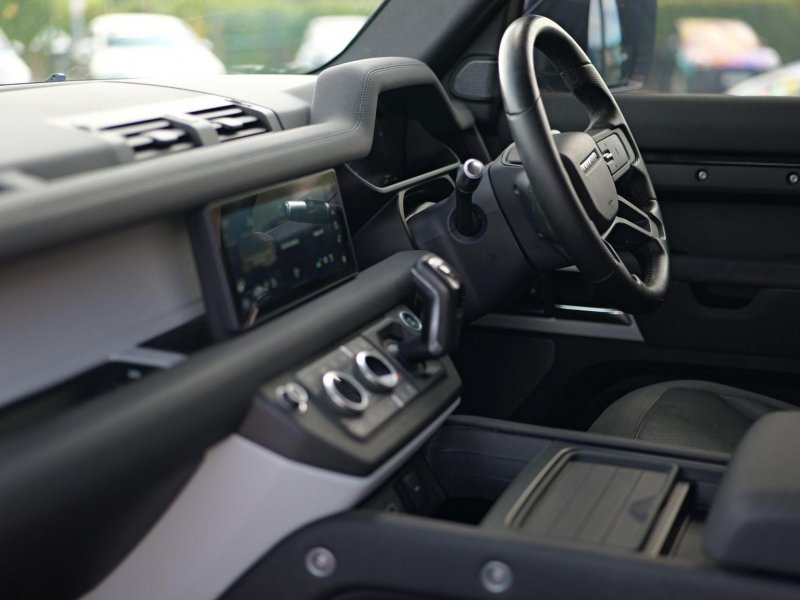 LAND ROVER DEFENDER 110