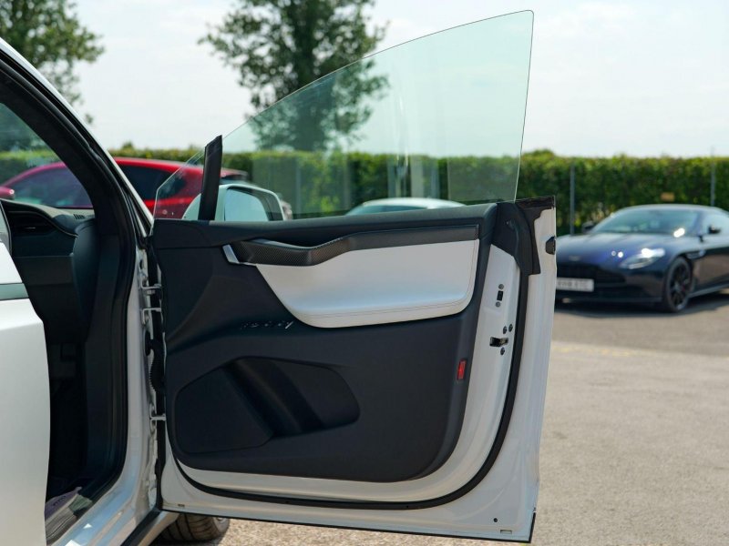 TESLA MODEL X
