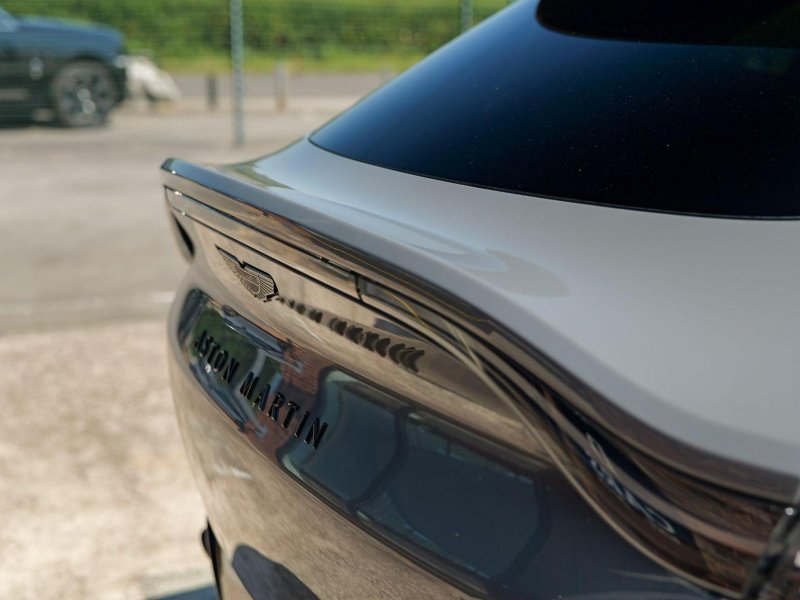 ASTON MARTIN DBX