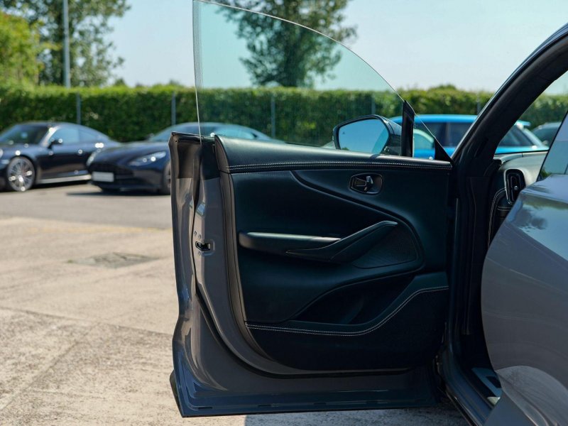 ASTON MARTIN DBX