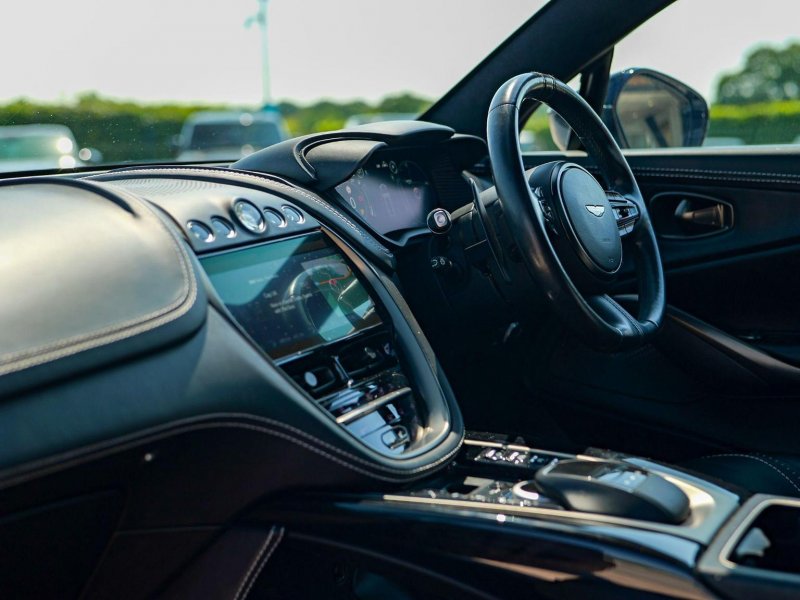 ASTON MARTIN DBX