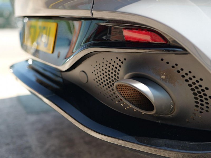 ASTON MARTIN DBX